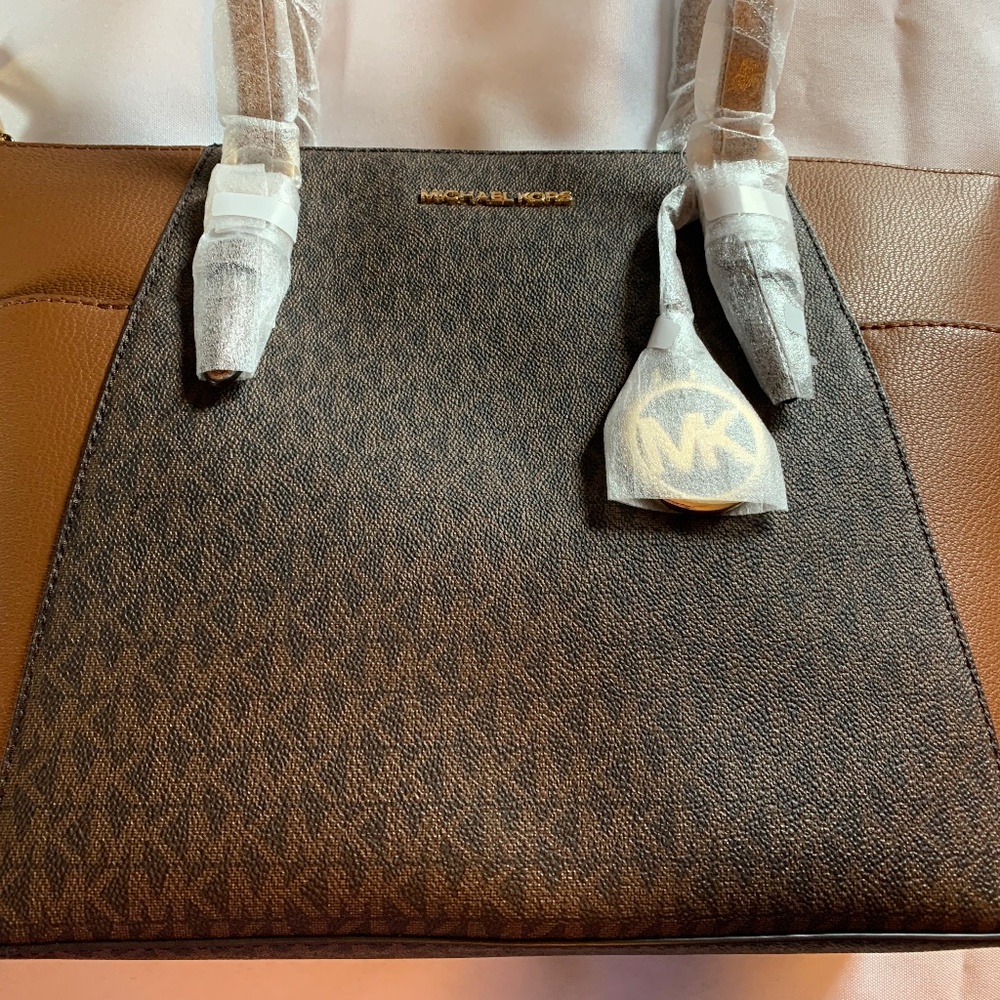 🎉Host Pick x2🎉 NWT Michael Kors Classic Charlotte Large Tote in Brown! - Picture 3 of 16